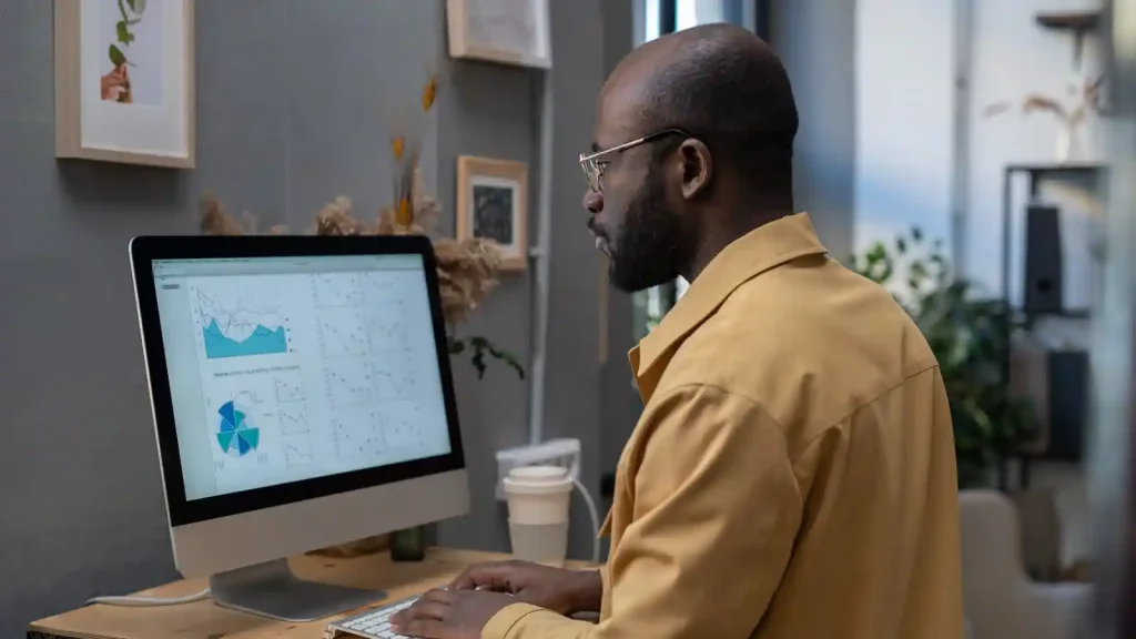 Человек анализирует данные за компьютером