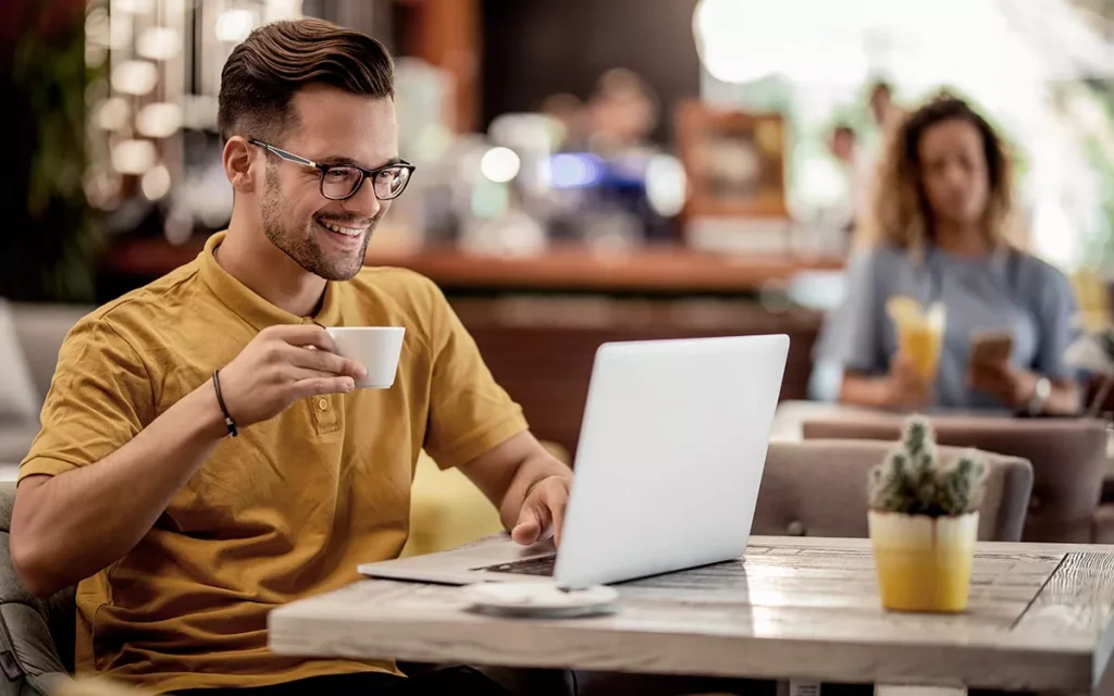 Человек работает дома