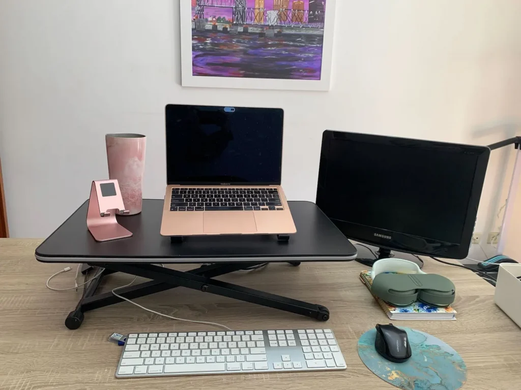 Человек работает за ноутбуком дома