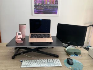 Человек работает за ноутбуком дома