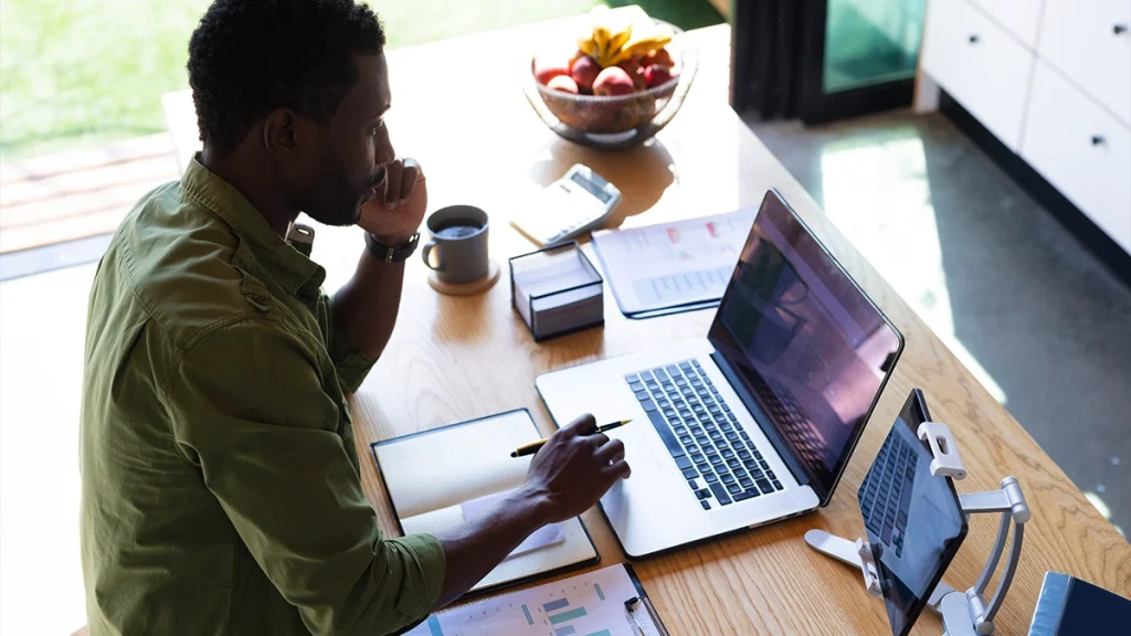 Человек работает за ноутбуком