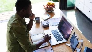 Человек работает за ноутбуком