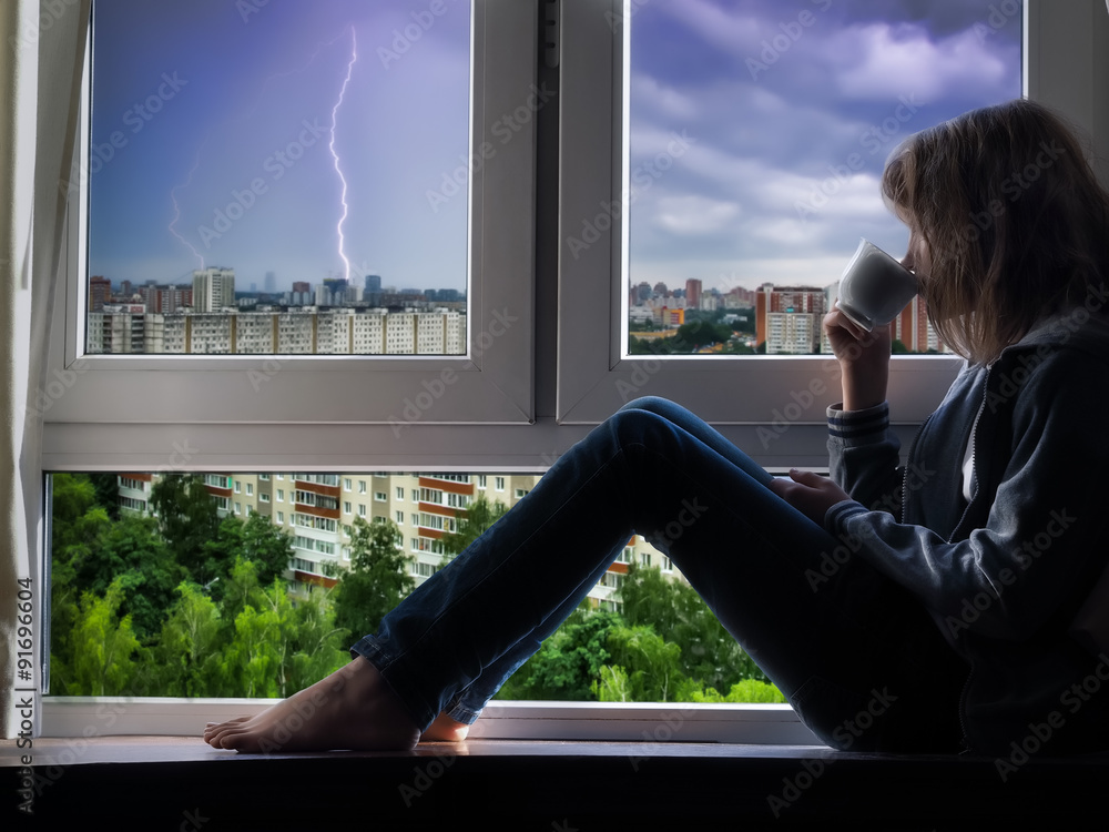 Девушка работает ноутбук