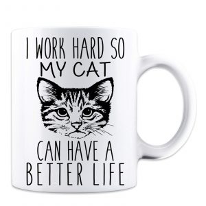 Женщина работает дома