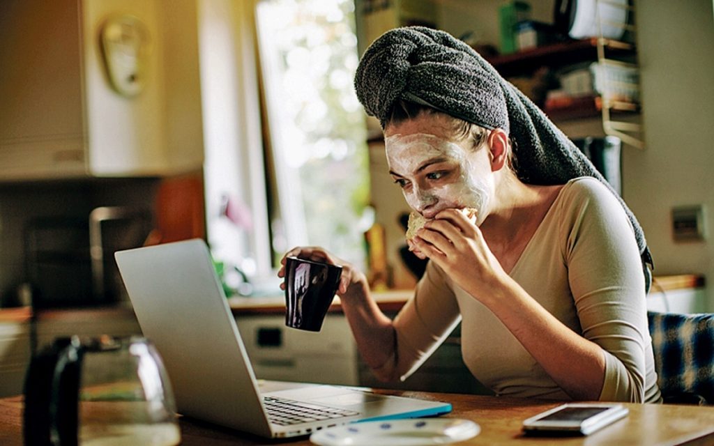 Человек работает дома за ноутбуком