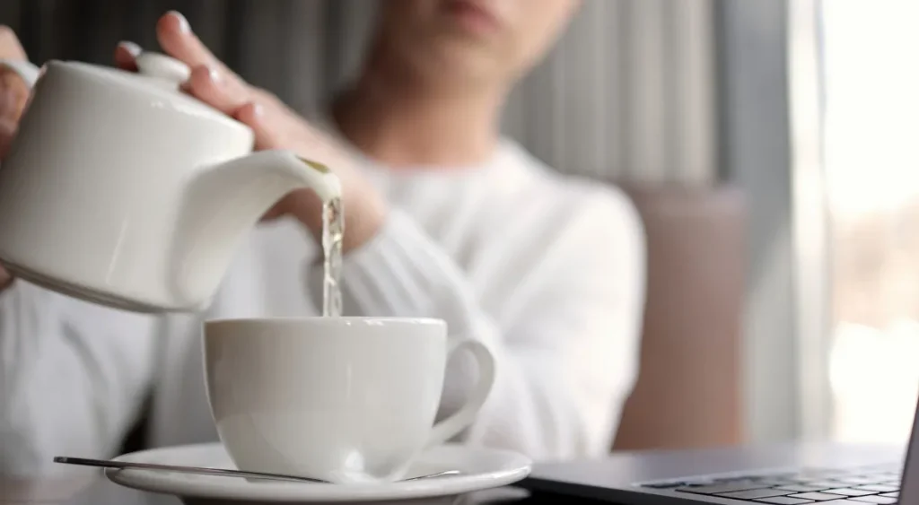 Девушка работает дома