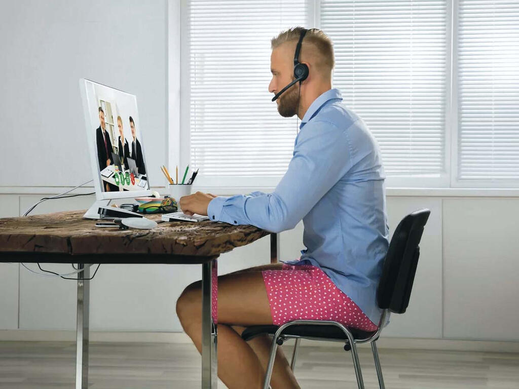 Человек работает за столом