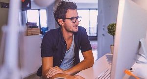 Человек работает дома