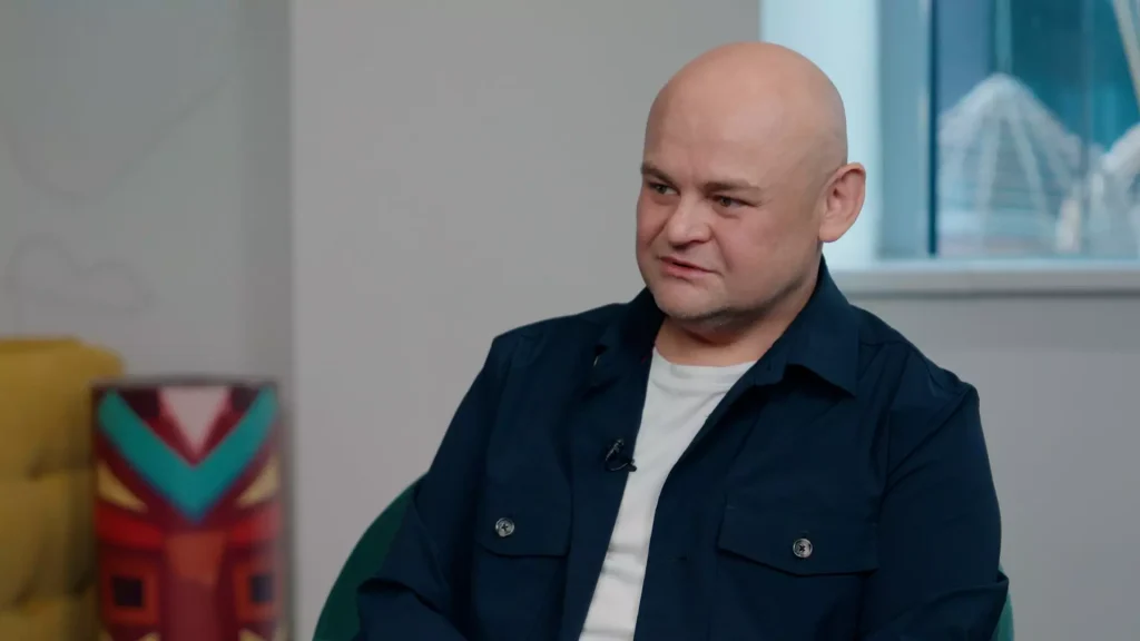 Человек смотрит на меняющиеся стрелки