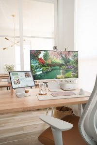 Человек работает дома