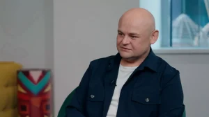 Человек смотрит на меняющиеся стрелки