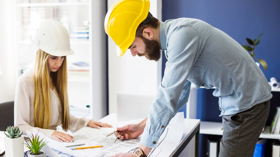 Современный инженер за работой