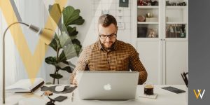 Человек работает дома за ноутбуком