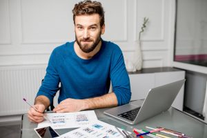 Дизайнер работает за компьютером