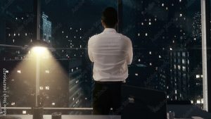 Человек смотрит на город