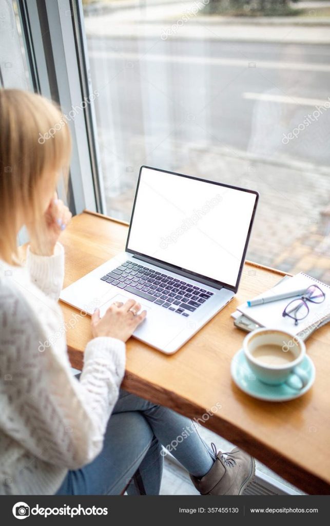 Девушка работает дома