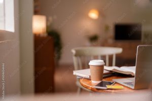 Человек работает дома