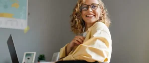 Девушка за ноутбуком дома