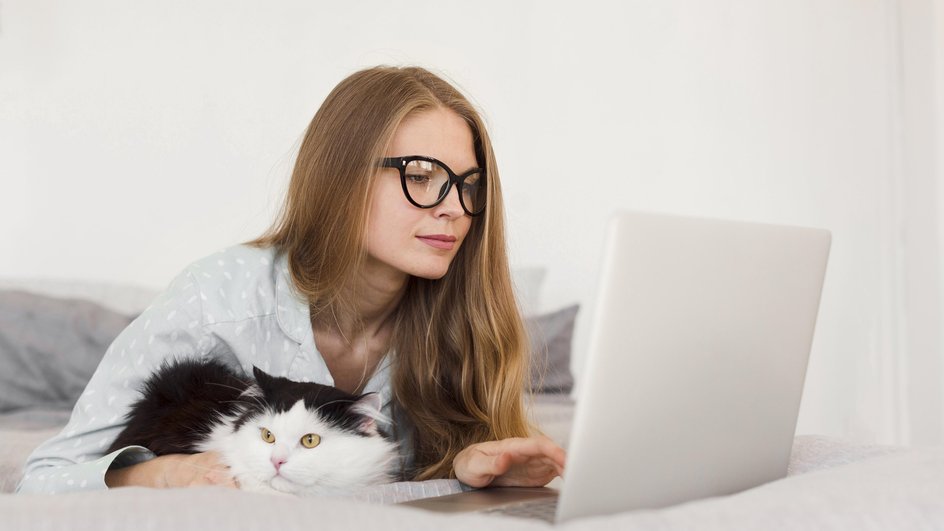 Женщина работает дома с котом