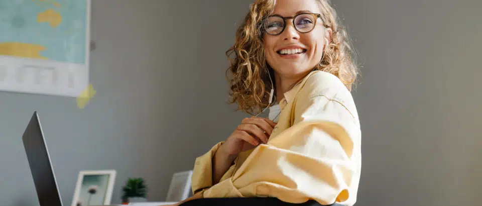 Девушка за ноутбуком дома