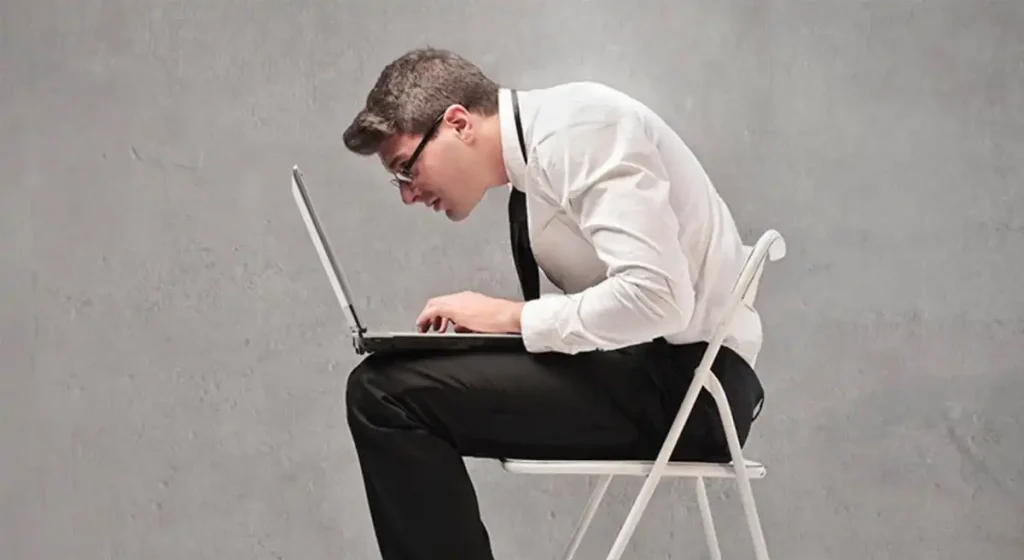 Человек работает дома