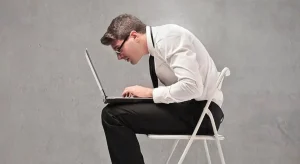 Человек работает дома