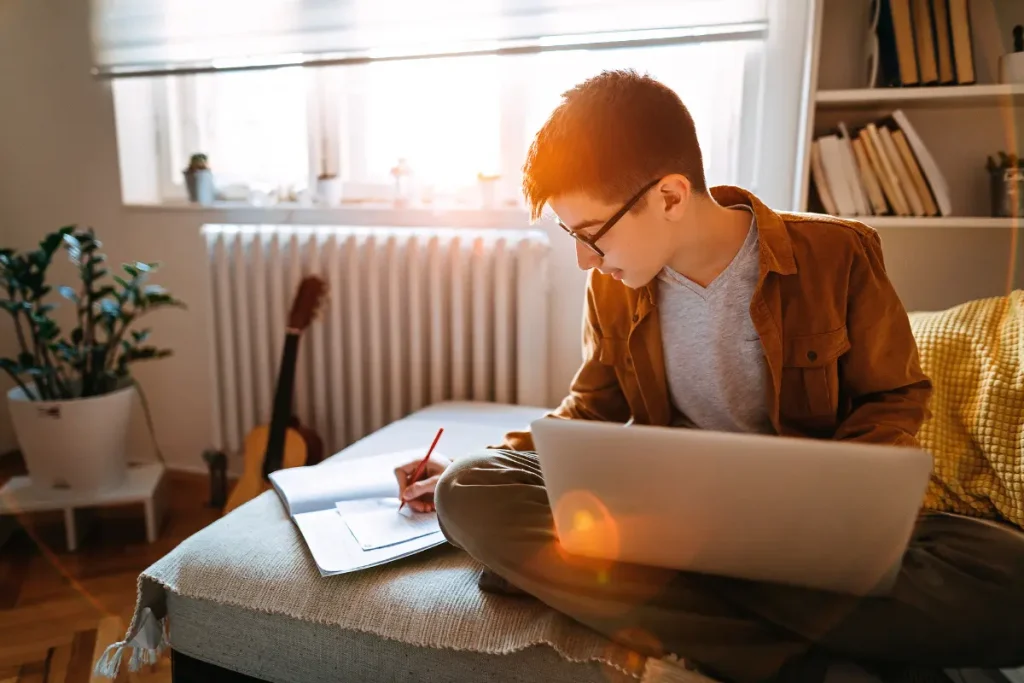 Человек учится онлайн