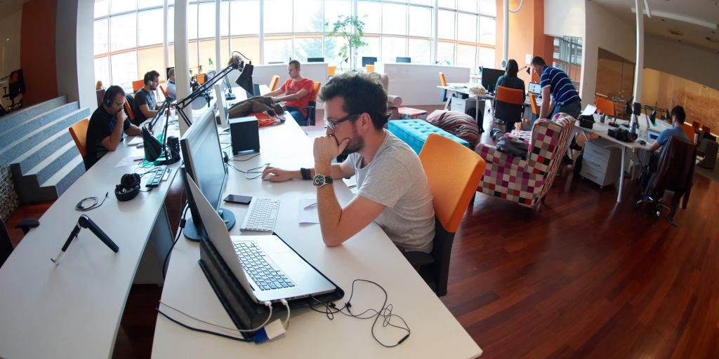 Офисный сотрудник за компьютером