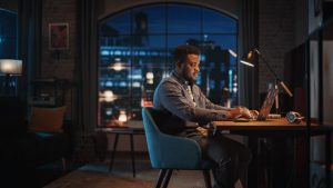 Человек работает за столом