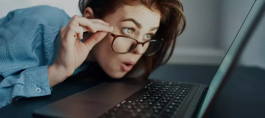 Задумчивый офисный сотрудник