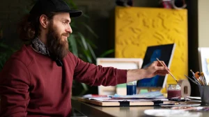 Человек работает за ноутбуком