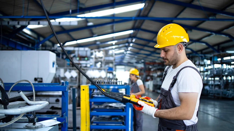 Инженер проверяет оборудование