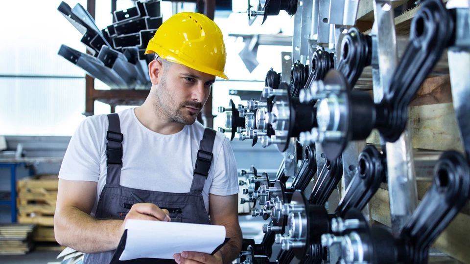 Инженер-механик чинит станок