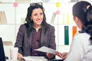 Девушка обдумывает фидбэк