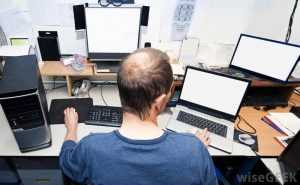 Человек тестирует приложение на планшете