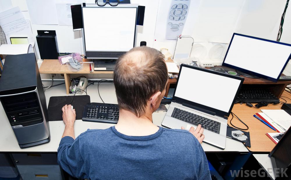 Человек тестирует приложение на планшете