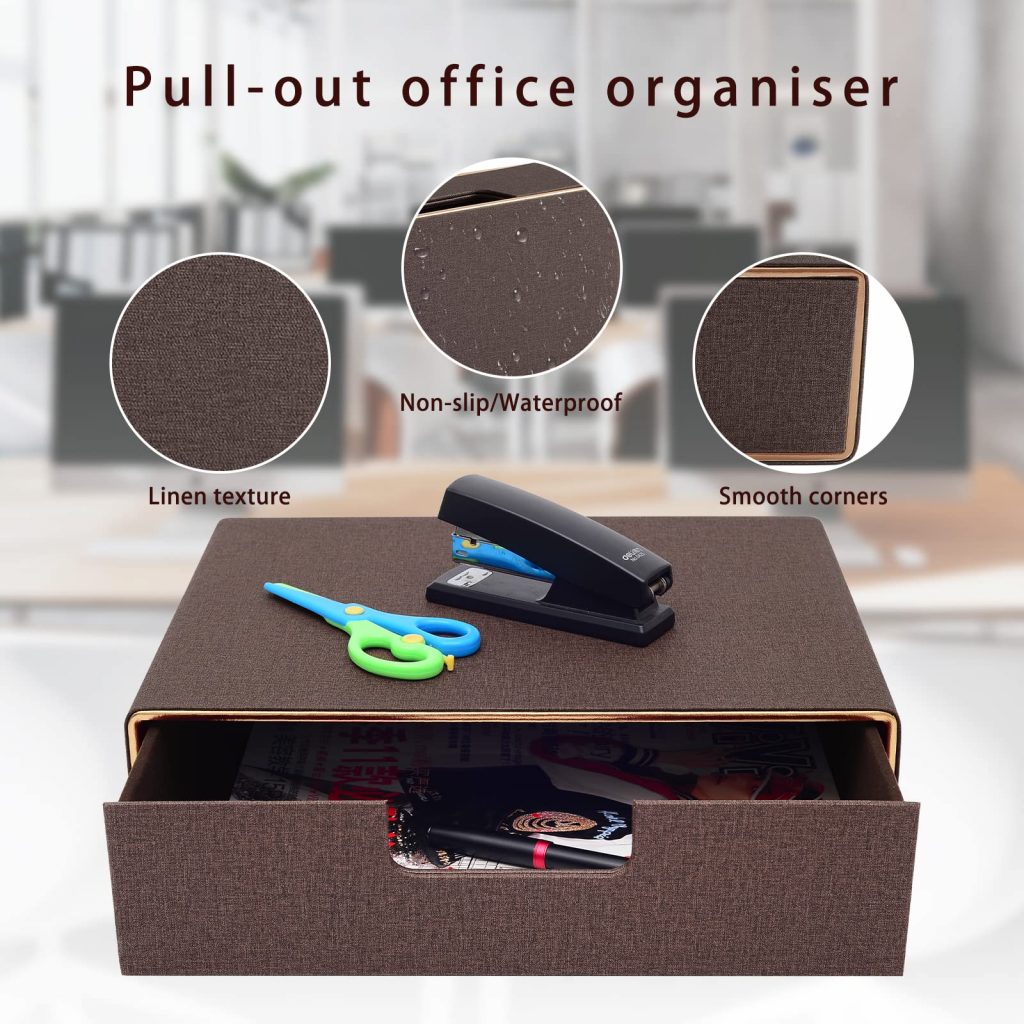 Офисный работник за столом