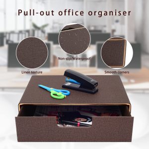 Офисный работник за столом